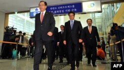 Ahn Hong-joon (L), chairman of the South Korean parliamentary's Foreign Affairs and Unification Committee, and other lawmakers leave for North Korea at the inter-Korean transit office in Paju, near the Demilitarized Zone dividing the two Koreas, Oct. 30, 