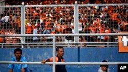Para penggemar sepakbola menonton pertandingan antara Persija Jakarta dan Persisam Samarinda di Stadion Gelora Bung Karno, Januari 2013. (AP Photo/Dita Alangkara)
