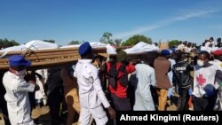 Enterrement de masse à Zabarmari, dans la zone du gouvernement local de Jere, dans l'État de Borno, au nord-est du Nigeria, le 29 novembre 2020.