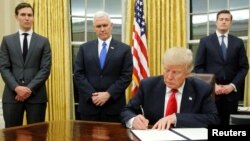 Presiden Trump saat menandatangani inpres pertamanya di Gedung Putih, Washington, 20 Januari 2017 (Foto: dok). 