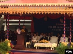 លោក​នាយករដ្ឋមន្ត្រី​ ហ៊ុន សែន​ ជាប្រធាន​គណបក្សប្រជាជន​កម្ពុជា​ ផ្តល់​សុន្ទរកថា​ នៅ​ក្នុងពិធី​រំឮកខួប​ទី​៣៧​ឆ្នាំ​ នៃ​ថ្ងៃ​ជ័យជំនះ​ ៧ មករា​ ឆ្នាំ​១៩៧៩​ នៅ​ឯ​ទីស្នាក់កណ្តាល​នៃ​គណបក្ស​ប្រជាជន​កម្ពុជា​នៅ​ព្រឹក​ថ្ងៃ​ ព្រហស្បតិ៍​ ទី​ ៧ មករា​ ឆ្នាំ​ ២០១៦។​ (ហ៊ុល រស្មី​/VOA​ Khmer)