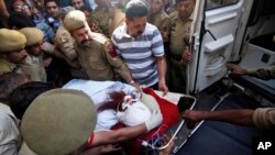 Napi Pakistan di India, Sanaullah Ranjay dilarikan ke rumah sakit untuk mendapat perawatan lebih lanjut setelah diserang di dalam penjara di kota Jammu, India (3/5). Ranjay dikabarkan tewas di rumah sakit hari ini, Kamis (9/5).