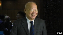 រូបឯកសារ៖ លោក​ អង្គ​ វង្ស​វឌ្ឍនា រដ្ឋមន្រ្តី​ក្រសួង​យុត្តិធម៌​​​​ដើរ​ចេញ​ពី​សាល​ប្រជុំ​នៅ​វិមាន​រដ្ឋសភា​នៅ​ថ្ងៃព្រហស្បតិ៍​ទី​០៩​ មិថុនា ​ឆ្នាំ​២០១៦​ បន្ទាប់​ពី​លោក​ត្រូវ​បាន​ស្នើសុំ​ដោយ​គណបក្ស​ប្រឆាំង​ឲ្យមាន​ការ​បកស្រាយ​អំពីប្រព័ន្ធ​យុត្តិធម៌​កម្ពុជា។ (ឡេង ឡែន/VOA)