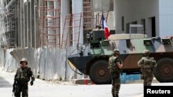 Des soldats français déployés près de l'hôtel Novotel, Abidjan, Côte d'Ivoire, 7 avril 2011. REUTERS/Luc Gnago