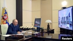 블라디미르 푸틴 러시아 대통령이 지난 25일 모스크바에서 화상 행사에 참석하고 있다. (자료사진)