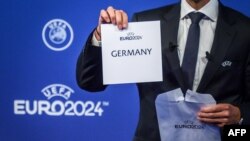 Presiden UEFA Aleksander Ceferin menunjukkan kartu bertuliskan 'Jerman' yang terpilih sebagai tuan rumah turnamen sepak bola Piala Eropa 2024, 27 September 2018.