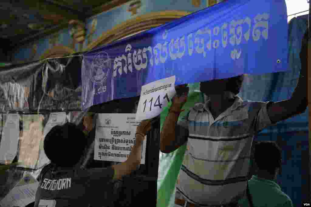 ក្រុមមន្ត្រី​រៀបចំ​ការ​បោះឆ្នោត​ កំពុង​រៀបចំ​ការិយាល័យ​បោះឆ្នោត​ និង​បិទបញ្ជី​បោះឆ្នោត​ថ្មី​ នៅតាម​ការិយាល័យ​បោះឆ្នោត​មួយ ត្រៀម​សម្រាប់​ថ្ងៃ​បោះឆ្នោត​ ក្នុង​រាជធានី​ភ្នំពេញ នៅថ្ងៃទី៣​ ខែមិថុនា​ ឆ្នាំ២០១៧។ (ហ៊ាន សុជាតា/VOA)