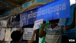 រូបឯកសារ៖ ក្រុមមន្ត្រី​រៀបចំ​ការ​បោះឆ្នោត​ កំពុង​រៀបចំ​ការិយាល័យ​បោះឆ្នោត​ និង​បិទបញ្ជី​បោះឆ្នោត​ថ្មី​ នៅតាម​ការិយាល័យ​បោះឆ្នោត​មួយ ត្រៀម​សម្រាប់​ថ្ងៃ​បោះឆ្នោត​ ក្នុង​រាជធានី​ភ្នំពេញ នៅថ្ងៃទី៣​ ខែមិថុនា​ ឆ្នាំ២០១៧។ (ហ៊ាន សុជាតា/វីអូអេ)