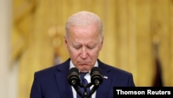  조 바이든 대통령이 26일 아프간 테러 사건에 대해 연설하는 도중 침통한 표정으로 고개를 숙이고 있다.