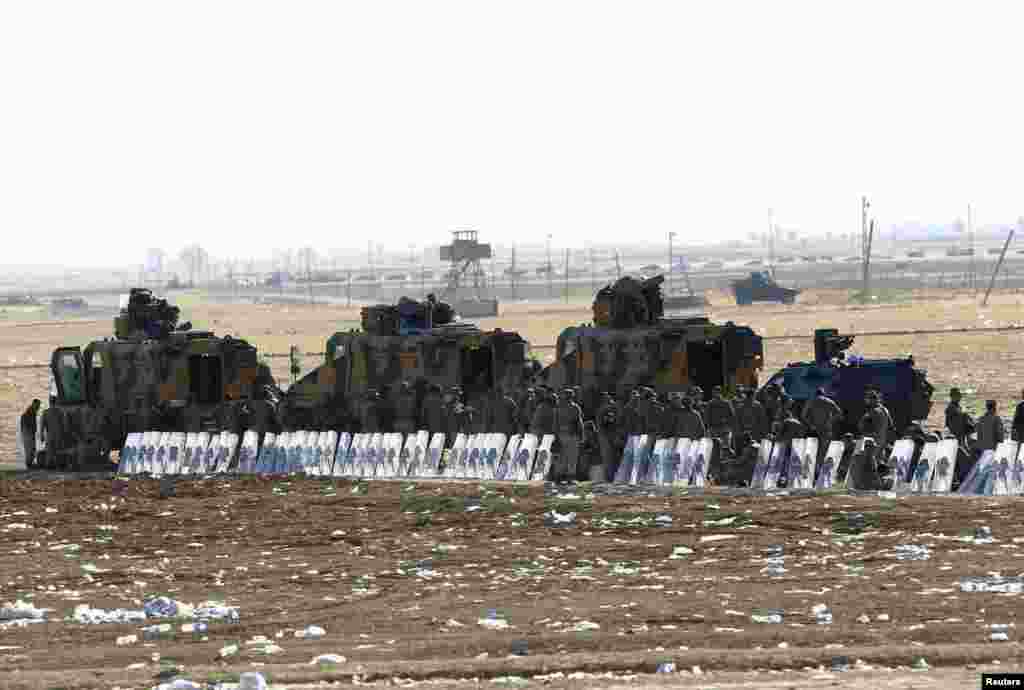 Turkish soldiers stand guard on the Turkish-Syrian border near the southeastern town of Suruc in Sanliurfa province, Sept. 22, 2014.