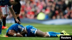 Tyrone Mings est allongé après avoir été blessé par l'attaque du Manchester United, Zlatan Ibrahimovic, le 4 mars 2017.