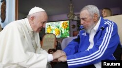 Le pape François avec l'ancien président Fidel Castro à La Havane, Cuba, le 20 septembre 2015.