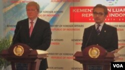 Menteri Luar Negeri Marty Natalegawa (kanan) dan Menteri Luar Negeri Australia, Kevin Rudd menyambut baik keputusan pembebasan Anwar Ibrahim dari tuduhan sodomi (9/1).