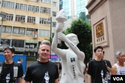 参加香港六四长跑的美国教师科恩·伯恩斯（美国之音记者申华拍摄）