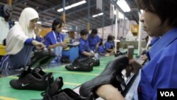 Para pekerja yang bekerja untuk pabrik sepatu Nike di Tangerang, Jawa Barat (foto: dok). Pabrik sepatu yang membuat sepatu untuk Nike setuju membayar uang lembur pekerja sebesar 1 juta dolar AS.