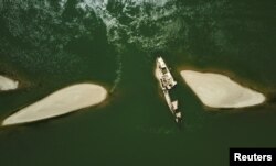 دورنمای کشتی جنگی آلمان نازی که از زیر آب پدیدار شده از بالا