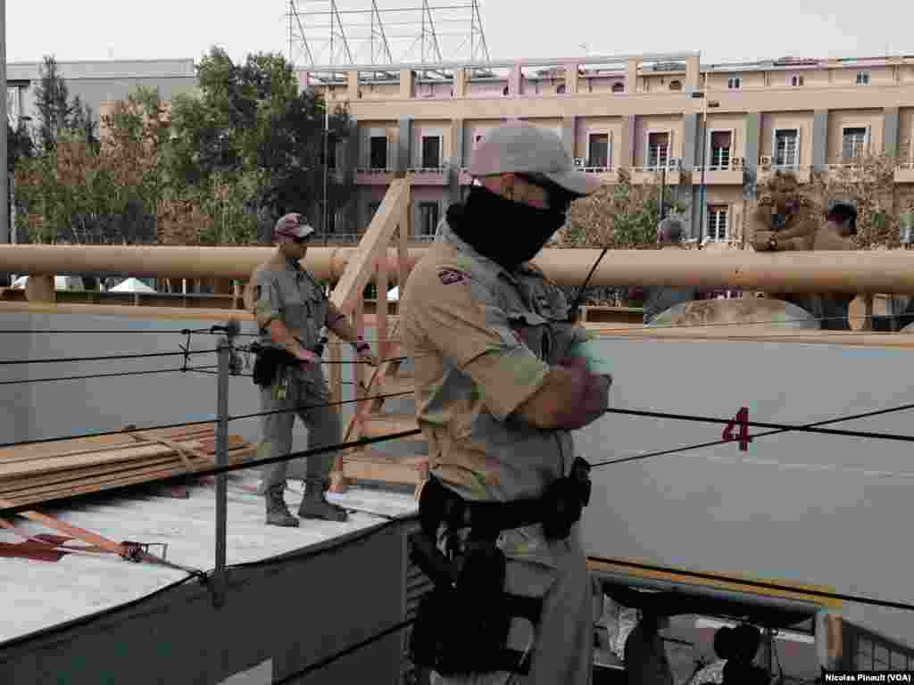 የኖርዌይ መንግሥት ወታደሮች ስደተኞችና ፍልሰተኞችን ከመርከብ ሲወርዱ እየተመለከቱ