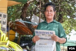 រូបឯកសារ៖ ស្ត្រីវ័យចំណាស់ម្នាក់កាន់​កាសែតមួយបង្ហាញដល់អ្នកសារព័ត៌មានវីអូអេ នៅខេត្តសៀមរាប កាលពីថ្ងៃទី ៩ ខែកញ្ញា ឆ្នាំ ២០១៩។ (ខាន់ សុគុំមនោ/VOA Khmer)
