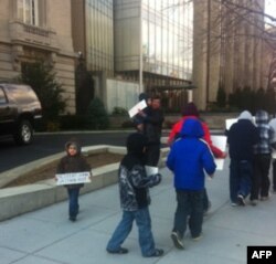 O'zbekistonning Vashingtondagi elchixonasi oldida, 3-yanvar 2012