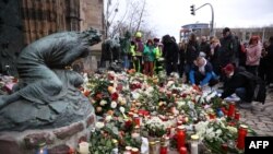 Watu waweka maua na mishuma kwenye eneo la shambulizi la gari kwenye soko la Christmas huko Magdeburg, Ujerumani. Disemba 21, 2024. Picha ya AFP