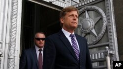 Maykl Makfol, 15-mary, 2013. Rossiya Tashqi ishlar vazirligi oldida olingan surat. 