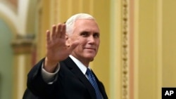 Wakil Presiden Amerika Serikat Mike Pence melambaikan tangannya (kepada media) saat berjalan menuju Gedung Capitol, Washington DC, 3 Januari 2018. 
