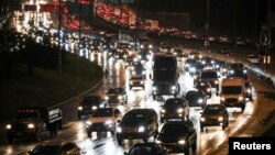 Jalanan di kota Chicago, Illinois, AS macet karena warga melakukan perjalanan untuk bertemu keluarga mereka dalam hari raya Thanksgiving (24/11).