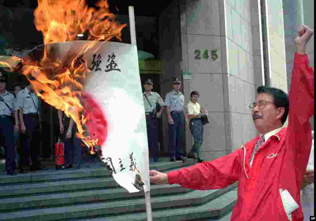 Demonstrasi dari kedua belah pihak telah berlangsung sejak dekade 1990an. Chou Ching-chun membakar bendera Jepang di luar Kedutaan Besar tak resmi Jepang di Taipei, 5 September 1996 untuk memrotes klaim Jepang atas kepulauan yang disengketakan tersebut.