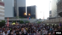 港人声援占中抗拒警方封锁中环金钟多处瘫痪