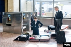 Tokoh Natalie yang diperankan Anna Kendrick (kiri) digambarkan sebagai wanita muda rekan seprofesi Ryan dengan idealisme tinggi, namun masih "hijau" dan tidak berpengalaman.