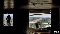 Waga Palestina terlihat sedang bekerja di lokasi konstruksi pemukiman Yahudi, Modiin Illit di Tepi Barat, Senin (14/3).