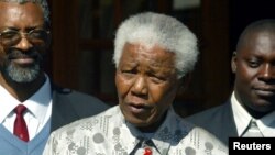 L'ancien président sud-africain Nelson Mandela, au centre, 21 juillet 2004.