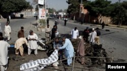 Polisi dan tim penyelamat menutup tubuh korban ledakan di Quetta, Pakistan, 23 Juni 2017. (REUTERS/Naseer Ahmed). 
