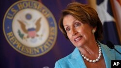 លោកស្រី​​ណាន់ស៊ី ប៉េឡូស៊ី​ (Nancy Pelosi)​​ មេ​ដឹកនាំ​សំឡេង​ក្រុម​ភាគ​តិច​នៃ​រដ្ឋ​សភា​ស.រ.អា.។