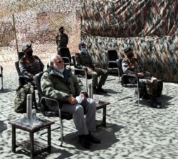 印度总理莫迪视察驻扎在喜马拉雅山拉达克地区的印度军营。（2020年7月3日）