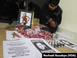 Aksi jurnalis di Pengadilan Negeri Sleman di sela proses sidang gugatan jurnalis kepada Polda Daerah Istimewa Yogyakarta, Desember 2013. (Foto: Nurhadi Sucahyo/dok/VOA)