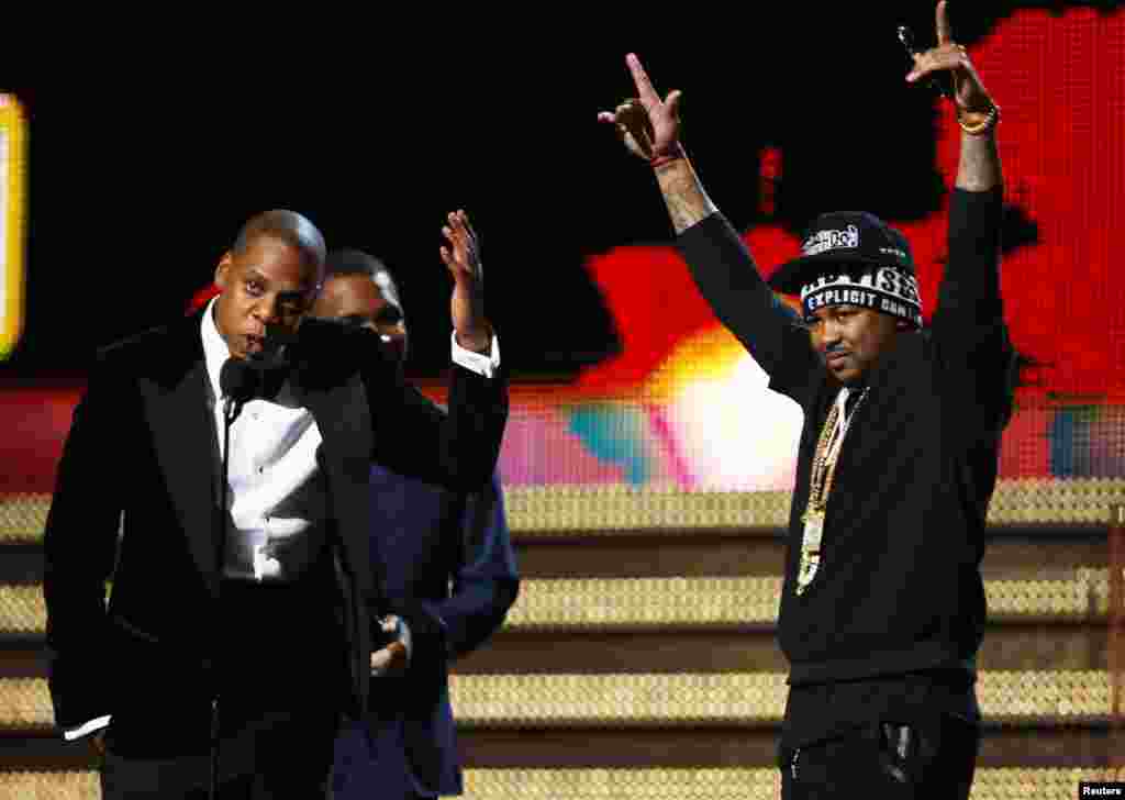 Jay-Z (L), Frank Ocean (C), and The-Dream accept the Grammy for best rap/sung collaboration for "No Church in the Wild" at the 55th annual Grammy Awards in Los Angeles, California, Feb. 10, 2013. 