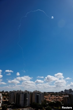 انهدام پرتابه شلیک‌شده از سوی ستیزه‌جویان فلسطینی ساکن غزه بر فراز آسمان شهر اشکلون به وسیله سامانه گنبد آهنین