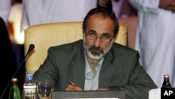 Maat al-Xatib Suriyadagi muxolif guruhlar tomonidan tuzilgan birlashgan koalitsiyaning yangi rahbari, 11-noyabr, 2012-yil.