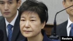 지난해 5월 박근혜 전 한국 대통령이 서울중앙지법에서 열린 공판에 출석하고 있다. 