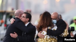 获释的美国人纳马奇和塔巴兹抵达卡塔尔多哈国际机场。（2023年9月18日）