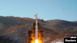 지난 2012년 12월 북한 관영 조선중앙통신이 배포한 '은하 3호' 장거리 로켓 발사 장면. (자료사진)