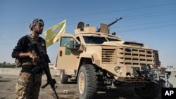 সিরিয়ার দেইর ইজোরে এলাকায় সিরিয়ান ডেমোক্রেটিক ফোর্স (এসডিএফ) -এর একজন সদস্য।