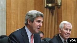 Anggota Komisi Luar Negeri Senat AS, Senator John Kerry didampingi Senator Richard Lugar saat menyampaikan pernyataan sikap Senat AS mengenai situasi politik di Mesir, Selasa 1 Februari 2011.