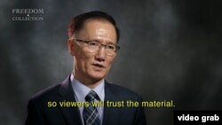 조지 W. 부시 전 미국 대통령을 기념하기 위해 설립된 ‘부시센터’가 새로운 탈북자 인터뷰 동영상 2 편을 공개했다. 김승철 북한개혁방송 대표가 북한의 변화를 위해서는 무엇보다 대북 정보 유입이 중요하다는 점을 강조하고 있다. 사진='부시센터' 탈북자 인터뷰 동영상 캡처.