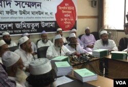 Condemning terrorism as forbidden and un-Islamic, Maulana Fariduddin Masoud, chairman of Bangladesh Jamiatul Ulama (BJU), and his team reveal the fatwa in Dhaka, June 18, 2016. (J. Samnoon/VOA)