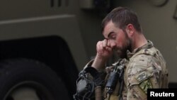 Un membre des forces de l'ordre près d'une école de Lisbonne, à la suite d'une fusillade meurtrière à Lewiston, à Lisbon Falls, Maine, États-Unis le 26 octobre 2023. 