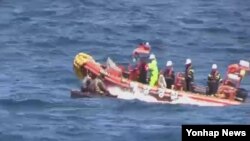 지난 23일 한국 해경이 표류 중인 북한 선박 1척과 선원 8명을 구조했다고 통일부가 밝혔다. 한국 국민안전처 해양경비안전본부가 지난달 27일 동해 상에서 조난한 북한 어선과 선원 6명을 해군과 함께 구조한 후 당시 사진을 공개했다. (자료사진)