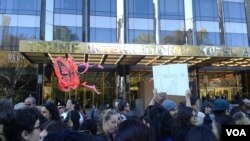Anti-Trump protesters march between Columbus Circle and Trump Tower in New York City, Nov. 13, 2016 (B. Leverone/VOA). Trump says demonstrators don't know him and asks then to give him more time.