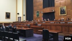 អនុ​គណៈកម្មាធិការកិច្ចការបរទេសនៃសភាសហរដ្ឋអាមេរិក កំពុងប្រជុំកាលពីថ្ងៃទី៦ ខែកក្កដា ឆ្នាំ២០១៦ ដើម្បីអនុម័តសេចក្តីសម្រេចចំនួន៤ រួមទាំងសេចក្តីសម្រេចលេខ ៧២៨ និង លេខ២១០។ (រូបថតដោយ សាយ មុន្នី)